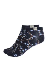 Soquetes estampados con ramas marrones y flores celestes sobre fondo azul marino.