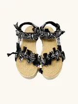 Sandalias planas con suela de yute y tiras de tela bandana negra hechas a mano con botellas de plástico recicladas.
