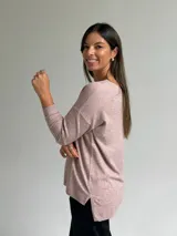 Sweater de punto fino en color rosa melange, con escote en V y mangas largas de corte holgado.