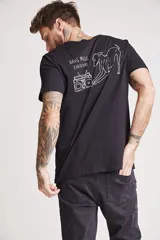Remera blanca de manga corta con cuello redondo y un pequeño estampado azul en el pecho.