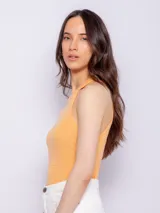 Top blanco de tejido de punto con textura a cuadros, cuello redondo y sin mangas.