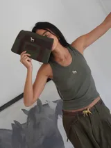 Musculosa negra de punto acanalado con corte ajustado y bordado de caballo en el pecho.