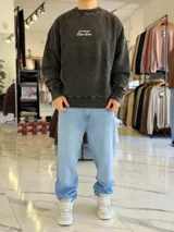 Buzo oversize de cuello redondo en color marrón con efecto gastado, con gran estampado en la espalda de estrellas y el texto VCP CNPT.