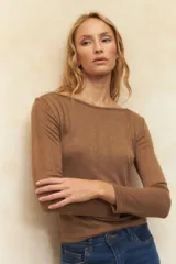 Remera negra de algodón, de manga larga y cuello bote.