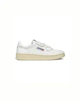 Championes de cuero blanco con diseño inspirado en el tenis de los años 80. Presenta puntera perforada, lengüeta con etiqueta de la marca, cuello acolchado y suela de goma en tono crema con logo grabado en el lateral.