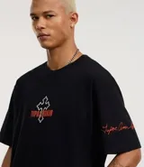 Remera negra de algodón con corte relajado, cuello redondo y mangas cortas. Estampa frontal y trasera con la imagen de Tupac Shakur y texto con tipografía gótica.