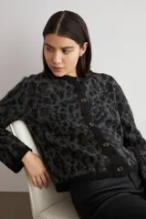 Cardigan de punto con estampado animal print en tonos gris oscuro y negro, con cuello redondo, cierre frontal de botones y mangas largas.