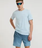 Bermuda deportiva masculina de color azul, con cintura elástica y cordón interno de ajuste.