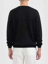 Sweater de algodón negro con diseño de tejido calado, cuello redondo y manga larga.