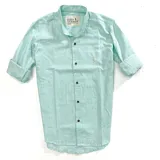 Camisa de manga larga color verde agua, con cuello mao y cierre frontal con botones.