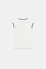 Camiseta blanca de corte slim fit con efecto de doble capa en las mangas cortas y el cuello redondo, en color azul marino.