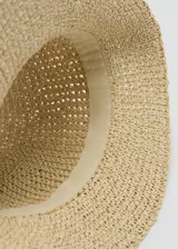 Gorro bucket de fibra natural tejido color beige.