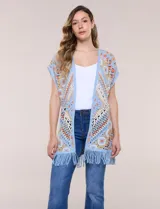 Cardigan tejido al crochet de color celeste, beige y naranja, con diseño geométrico y flecos en el ruedo.