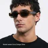 Lentes de sol rectangulares color beige con lentes verdes.