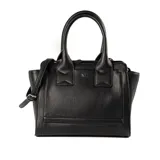 Cartera de mano estilo tote, confeccionada en símil cuero color negro con textura granulada. Presenta doble asa superior, correa larga ajustable y desmontable, y herrajes plateados. Incluye cierre principal y logo metálico de la marca en el frente.