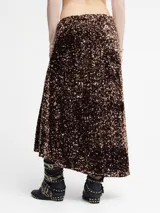 Falda midi negra cubierta de lentejuelas doradas.