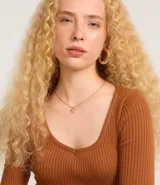 Vestido midi de manga larga confeccionado en tejido de punto texturizado, con escote en U y tajo en la parte posterior. Diseño ajustado al cuerpo.