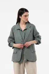 Chaqueta de lino verde militar de calce relajado, con solapa clásica, cierre frontal con dos botones grandes y bolsillos delanteros con solapa.