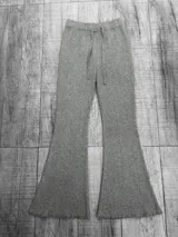 Pantalón acampanado gris de tejido de punto acanalado con cintura elástica y lazo ajustable. 