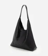 Cartera hobo grande de poliuretano color verde militar, con diseño slouchy, base estructurada y una única asa larga para llevar al hombro. Cuenta con cierre de botón a presión y amplio compartimento interior.