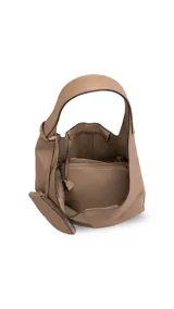 Cartera tipo hobo de cuero sintético color suela, con interior espacioso y costuras decorativas frontales. Incluye asa de hombro fija, monedero rectangular colgante a juego y un llavero amuleto con cuentas de madera, ojos turcos y detalles en rojo.