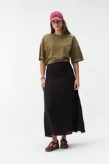 Falda larga color marrón, con diseño fluido y cintura fruncida elastizada.