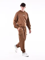 Pantalón de jogging negro con bolsillos laterales tipo cargo, cintura elastizada con cordón ajustable y puños ajustados.