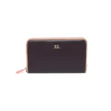 Billetera grande azul de cuero sintético con cierre perimetral, logo XL plateado y herrajes plateados. Cuenta con 16 compartimentos internos y un bolsillo con cierre.