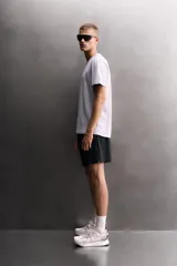 Short deportivo Zara Athleticz de tejido técnico ligero y elástico en color celeste, con cintura elástica ajustable, bolsillos frontales, aberturas laterales en el bajo y detalle de logo estampado.