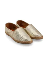 Alpargata tipo slip-on de cuero color dorado, con suela revestida en yute trenzado y base de goma.