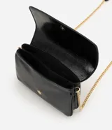 Cartera transversal pequeña Satinato en PU color bordó, con compartimentos internos, solapa frontal con detalle metálico y correa larga de cadena dorada.
