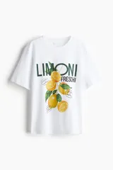Remera blanca de manga corta y cuello redondo, con estampado central que incluye la palabra "LIMONI FRESCHI" y un racimo de limones con hojas.