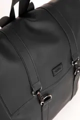Mochila Daniel Cassin de material sintético en color crudo, con solapa frontal, tiras decorativas verticales y cierre con mosquetones metálicos oscuros.