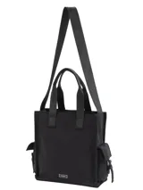 Bolso tipo tote color negro con diseño estructurado, doble asa de mano y correa larga ajustable para llevar al hombro. Cuenta con bolsillos laterales con solapa y cierre de broche magnético, y placa metálica pequeña con logo en la parte inferior frontal.