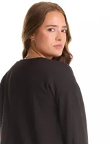 Buzo de modal color negro, con cuello redondo y mangas largas abullonadas con puños elásticos.