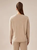 Buzo de manga larga a rayas horizontales color beige y blanco.