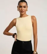 Body básico color rojo, con cuello halter, sin mangas y confeccionado en poliamida. Tiene forro en el busto.