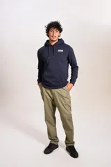 Hoodie azul marino con capucha y cordones ajustables, cuenta con un bolsillo tipo canguro frontal y un estampado pequeño en el pecho con la frase 'COOLER THAN ICE'.