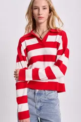 Sweater de punto a rayas horizontales rojas y blancas, con cuello polo y mangas largas.