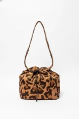Bolso tipo cartera con estampado animal print de leopardo, con cierre de cordón ajustable y una correa lateral.