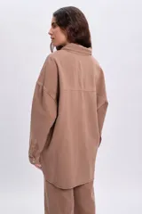 Sobrecamisa de denim color tostado, de corte clásico y mangas largas.