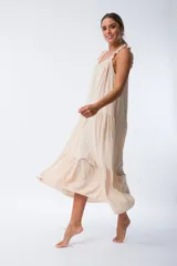 Vestido largo color beige, de corte recto, sin mangas y con breteles finos con volados.