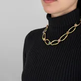 Collar corto de eslabones irregulares de acero dorado, intercalados con piedras naturales de diversos colores.