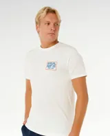 Remera Rip Curl de manga corta, color beige con estampa pequeña en el pecho y estampa grande en la espalda con diseño de surf, corte estándar.