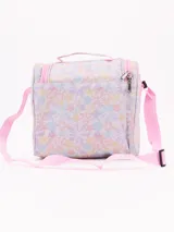 Lonchera térmica con doble cierre, asas de mano y correa ajustable para hombro. Presenta un estampado floral pastel en tonos lila, amarillo, celeste y rosa, con ribetes y cierres en color rosa fuerte.