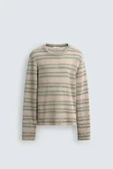 Camiseta de manga larga con cuello redondo y ajuste relajado, confeccionada en tejido de punto con estructura abierta y patrón de rayas horizontales.