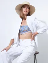 Blazer color beige de lino con cuello con solapa, bolsillos sastre y mangas fruncidas. Forro interno a tono.