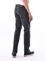 Jean azul oscuro de corte recto, con bolsillos delanteros y traseros.