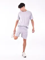 Short deportivo negro, de corte recto y largo hasta la rodilla, con cintura elástica.