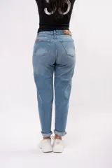 Pantalón de jean estilo mom, de tiro alto y corte relajado, con diseño clásico de cinco bolsillos y acabado en tono azul medio.